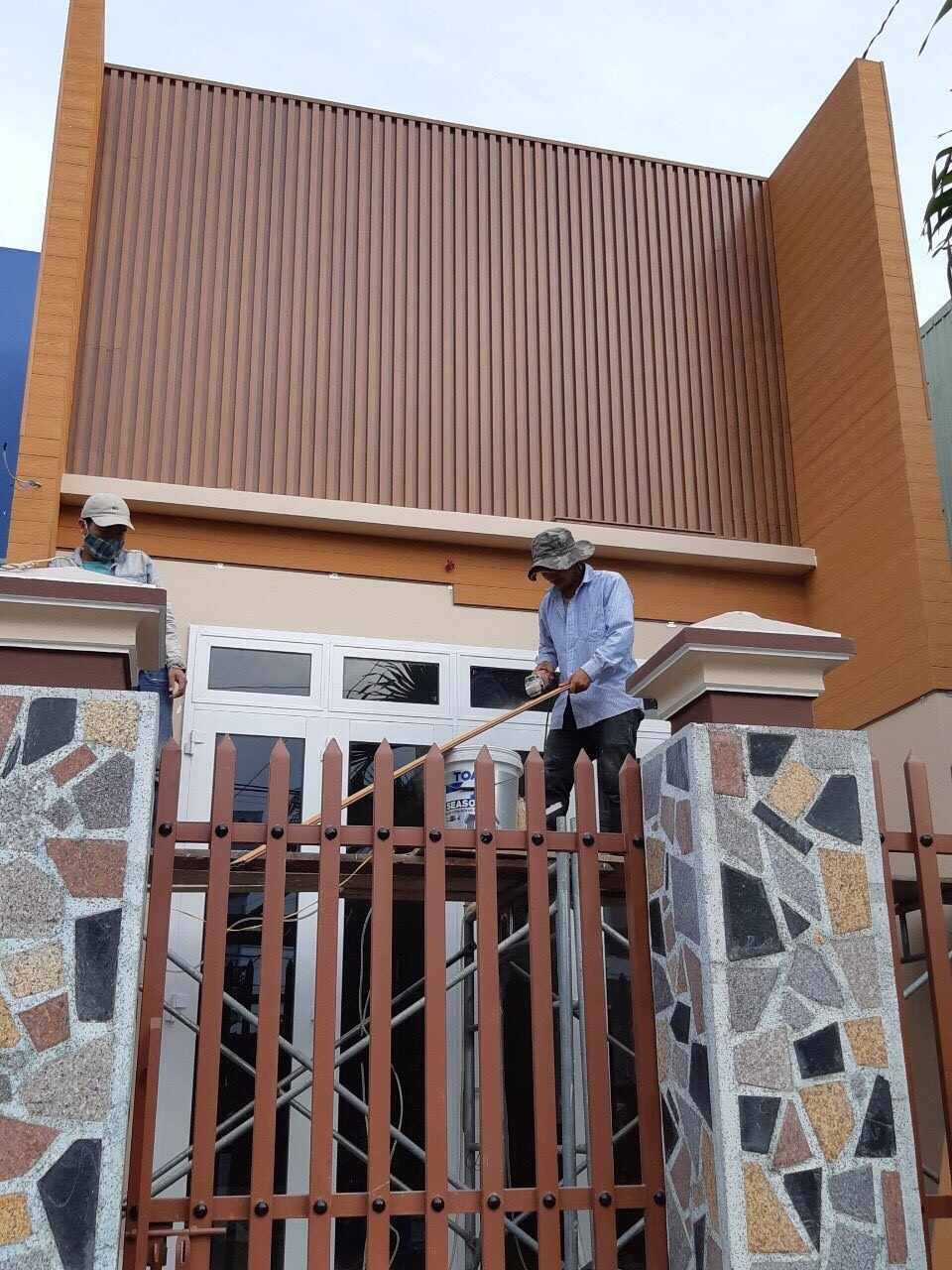 Gỗ nhựa ngoài trời mặt dựng