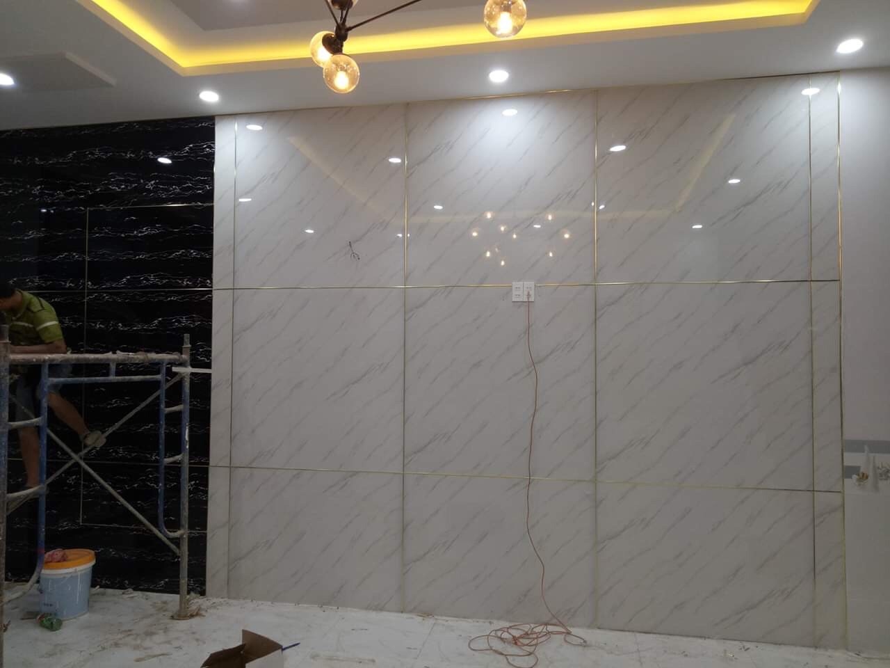 Tam-nhua-pvc-op-tuong-nha