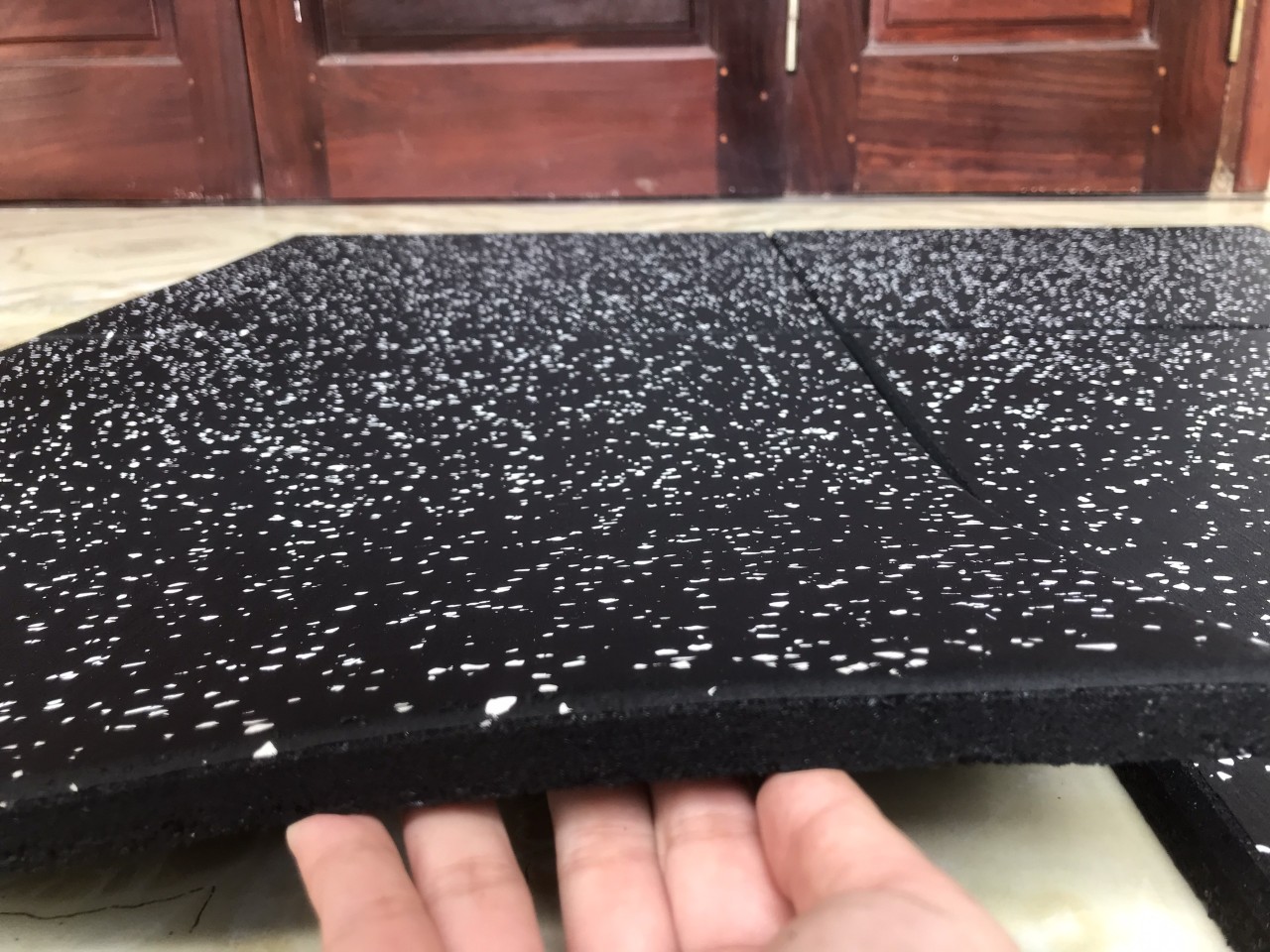 Cao su tấm chấm trắng 