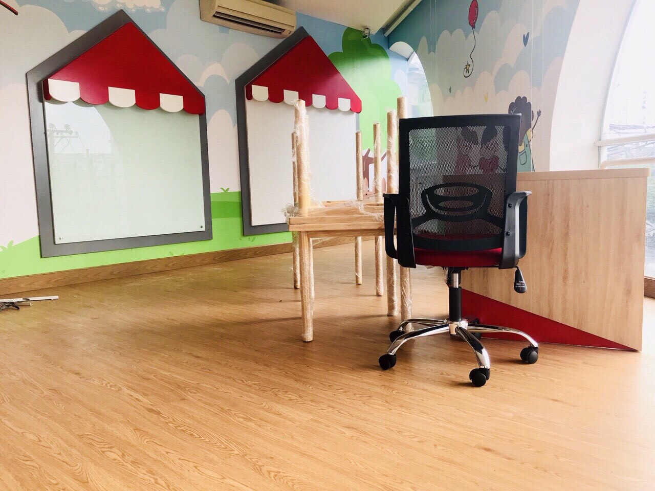CÔNG TRÌNH SÀN NHỰA HÈM KHÓA CHO TRƯỜNG HỌC 