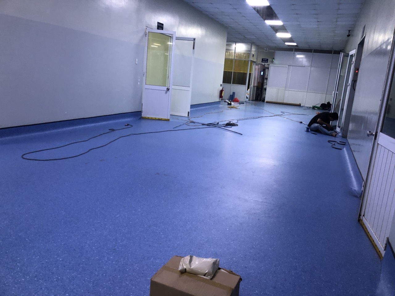 Sàn vinyl cuộn phòng thi nghiệm 